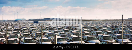 Tausende von Einfuhren von neuen importierten Autos in Zeilen Immingham Docks, Lincolnshire, England, UK geparkt Stockfoto