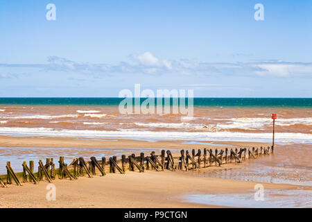 Holz- und Beacon groyne am Strand von Withernsea, East Yorkshire, England, Großbritannien Stockfoto