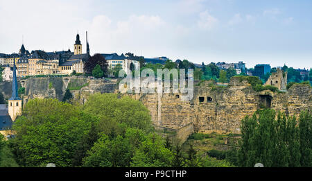 Touristen am Bock unterirdischen Kasematten Befestigungsanlagen in der Stadt Luxemburg, Luxemburg, Europa Stockfoto