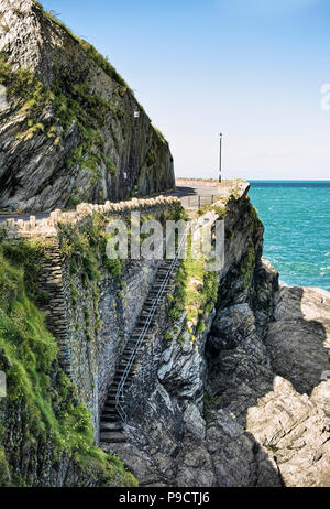 Fußweg entlang der felsigen Küste von Ilfracombe, Devon, England, Großbritannien Stockfoto