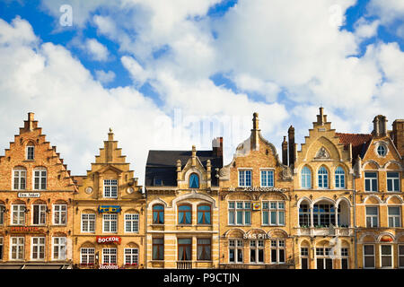 Detail der Niederländischen Giebel oder Flämischen gables Dachlinie auf Häuser Gebäude in Ypern, Flandern, Belgien, Europa Stockfoto