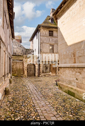 Alte mittelalterliche gepflasterten Straße mit Holzbauten in Honfleur, Normandie, Frankreich, Europa Stockfoto