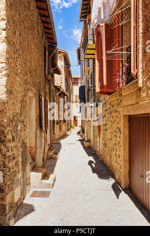 Engen Straßen und Gassen in das kleine französische Dorf Clans in der Alpes Maritimes, Provence, Frankreich, Europa Stockfoto