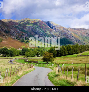 Kleine kurvenreiche Landstraße durch die Langdale Valley im Nationalpark Lake District, Cumbria, England, Großbritannien Stockfoto