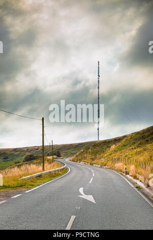 Kurvenreiche Straße führt zu der Holme Moss tv Sender Turm auf der West Yorkshire Moors, Pennines, Peak District, England, Großbritannien Stockfoto