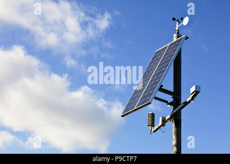 Solar Wetter und Messstation zur Überwachung der Luftverschmutzung, England Großbritannien Stockfoto
