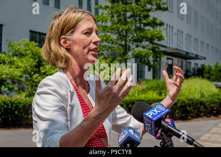 Brooklyn, Vereinigte Staaten. 16. Juli 2018. Zephyr Teachout, Kandidat für NYS Attorney General präsentierte ihre Vermieter/Mieter Plattform außerhalb Austin Nichols Haus in Williamsburg am 16. Juli 2018, als Antwort auf die Nachrichten berichtet, dass 19 Mieter klagen Kushner Cos, für Sie belästigende aus ihren Wohnungen mieten, stabilisiert, indem Kinder krebserregende Stoffe und die anderen Kandidaten für Attorney General namens Immobilien Geld abzulehnen. Credit: Erik McGregor/Pacific Press/Alamy leben Nachrichten Stockfoto