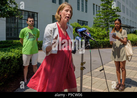 Brooklyn, Vereinigte Staaten. 16. Juli 2018. Zephyr Teachout, Kandidat für NYS Attorney General präsentierte ihre Vermieter/Mieter Plattform außerhalb Austin Nichols Haus in Williamsburg am 16. Juli 2018, als Antwort auf die Nachrichten berichtet, dass 19 Mieter klagen Kushner Cos, für Sie belästigende aus ihren Wohnungen mieten, stabilisiert, indem Kinder krebserregende Stoffe und die anderen Kandidaten für Attorney General namens Immobilien Geld abzulehnen. Credit: Erik McGregor/Pacific Press/Alamy leben Nachrichten Stockfoto