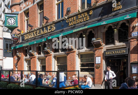 Menschen außerhalb Brüssels, eine trendige Bar Cafe in Dublin, Irland, Europa sitzen Stockfoto