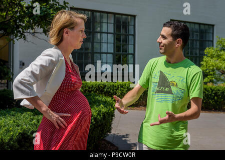 Brooklyn, Vereinigte Staaten. 16. Juli 2018. Zephyr Teachout, Kandidat für NYS Attorney General präsentierte ihre Vermieter/Mieter Plattform außerhalb Austin Nichols Haus in Williamsburg am 16. Juli 2018, als Antwort auf die Nachrichten berichtet, dass 19 Mieter klagen Kushner Cos, für Sie belästigende aus ihren Wohnungen mieten, stabilisiert, indem Kinder krebserregende Stoffe und die anderen Kandidaten für Attorney General namens Immobilien Geld abzulehnen. Credit: Erik McGregor/Pacific Press/Alamy leben Nachrichten Stockfoto