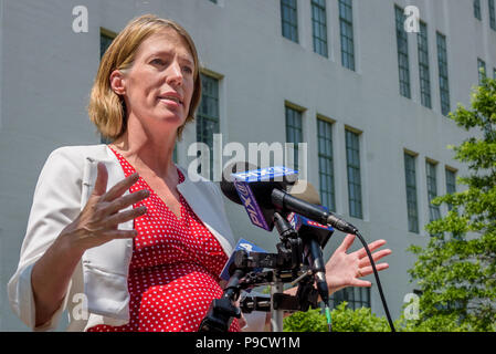 Brooklyn, Vereinigte Staaten. 16. Juli 2018. Zephyr Teachout, Kandidat für NYS Attorney General präsentierte ihre Vermieter/Mieter Plattform außerhalb Austin Nichols Haus in Williamsburg am 16. Juli 2018, als Antwort auf die Nachrichten berichtet, dass 19 Mieter klagen Kushner Cos, für Sie belästigende aus ihren Wohnungen mieten, stabilisiert, indem Kinder krebserregende Stoffe und die anderen Kandidaten für Attorney General namens Immobilien Geld abzulehnen. Credit: Erik McGregor/Pacific Press/Alamy leben Nachrichten Stockfoto