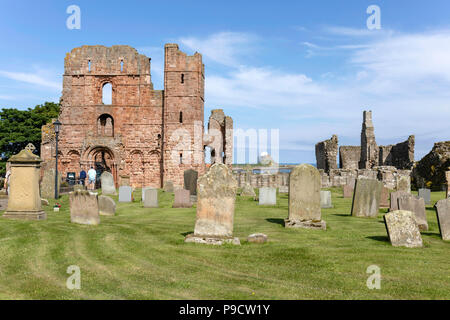 Die Überreste der berühmten Kloster. Die heilige Insel von Lindisfarne, auch einfach als heilige Insel bekannt Stockfoto