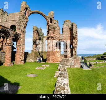 Die Überreste der berühmten Kloster. Die heilige Insel von Lindisfarne, auch einfach als heilige Insel bekannt Stockfoto