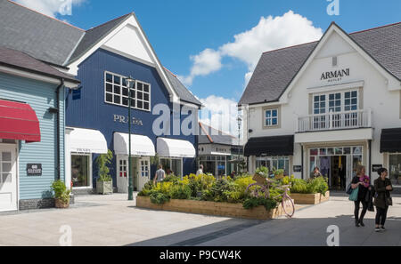 Kildare Village Shopping Outlet. Ein Schaufenster in Erwartung des irischen Grand Slam Sieg uber England bei Twickenham in den sechs N gekleidet Stockfotografie Alamy