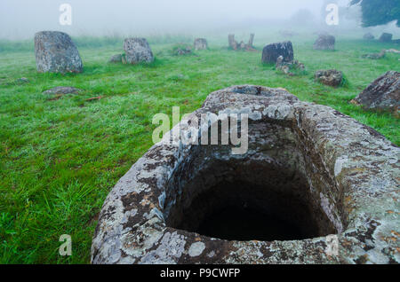 Unter einem Feld von Landminen und Bomben aus dem Vietnamkrieg, antike Gläser sind die letzten Zeugen einer verlorenen Laotischen Zivilisation. Die Ebene der Tonkrüge, ne Stockfoto