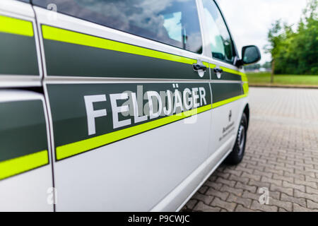 Feldjaeger Zeichen auf einer militärischen Auto. Feldjager bedeutet deutsche Militär Polizei Stockfoto