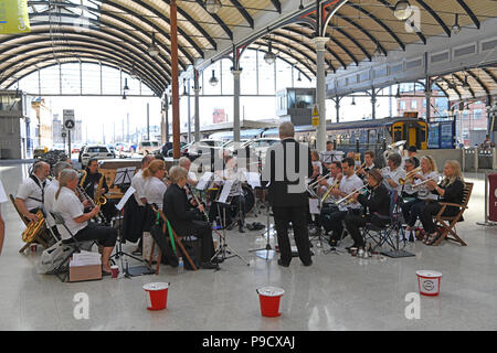 Prudhoe Gemeinschaft Band spielt am Bahnhof Newcastle am Samstag Morgen vom 30. Juni 2018 Stockfoto