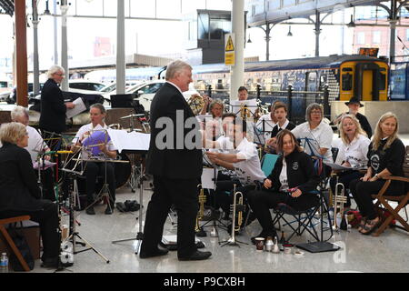 Prudhoe Gemeinschaft Band spielt am Bahnhof Newcastle am Samstag Morgen vom 30. Juni 2018 Stockfoto