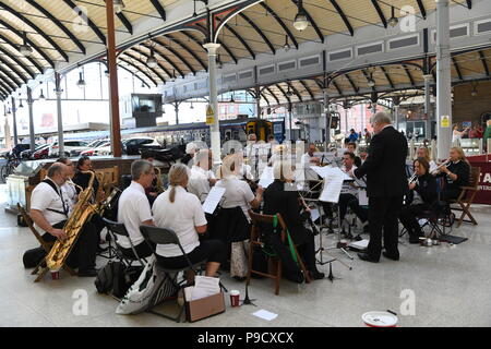 Prudhoe Gemeinschaft Band spielt am Bahnhof Newcastle am Samstag Morgen vom 30. Juni 2018 Stockfoto