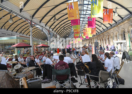 Prudhoe Gemeinschaft Band spielt am Bahnhof Newcastle am Samstag Morgen vom 30. Juni 2018 Stockfoto