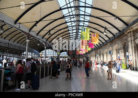 Prudhoe Gemeinschaft Band spielt am Bahnhof Newcastle am Samstag Morgen vom 30. Juni 2018 Stockfoto