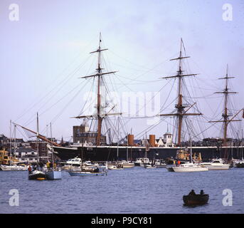 AJAXNETPHOTO. Juni, 1987. PORTSMOUTH, England. - HMS Warrior - Ersten und Letzten gepanzerten SCHIFF IN DEN HAFEN NACH DEM ABSCHLEPPEN VON HARTLEPOOL, WO DIE VIKTORIANISCHEN GEPANZERT war wiederhergestellt. Foto: Jonathan Eastland/AJAX REF: 876776 46 Stockfoto