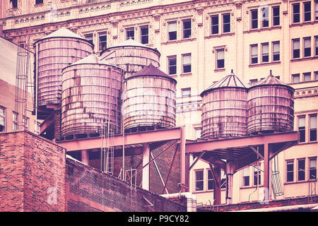 Wassertanks auf dem Dach, Farbe getonte Bild, New York City, USA. Stockfoto