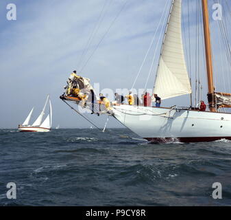 AJAXNETPHOTO. 19. AUGUST 2001. SOLENT, England. - AMERICA'S CUP JUBILEE - ÜBERGABE SAIL-CREW JAGT AUF DEN BUGSPRIET DER KLASSISCHEN YACHT THENDARA ZUR HAND SEGEL AM ENDE DES LAUFENS IST DER ERSTE TAG. Foto: Jonathan Eastland/AJAX. REF: 011908 35. Stockfoto