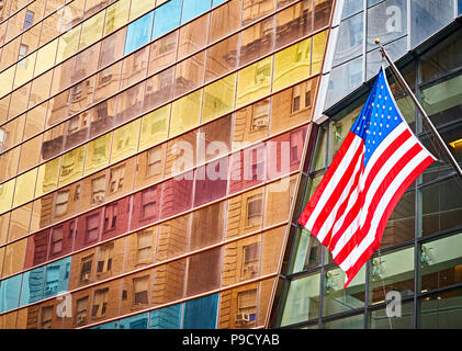 Amerikanische Flagge vor einem modernen Gebäude, New York City, USA. Stockfoto