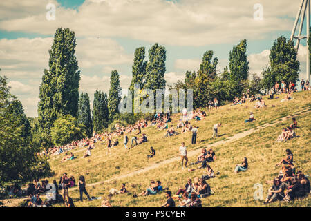 Berlin City Sommer Konzept - unscharfes Bild von Menschen in überfüllten Park (Mauerpark) an einem sonnigen Sommertag - Stockfoto