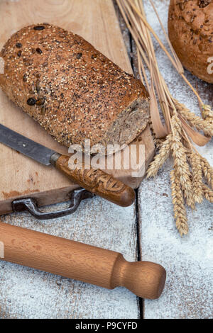 Gesäter Brot auf einem Brot mit Weizen und ein brotmesser. Großbritannien Stockfoto