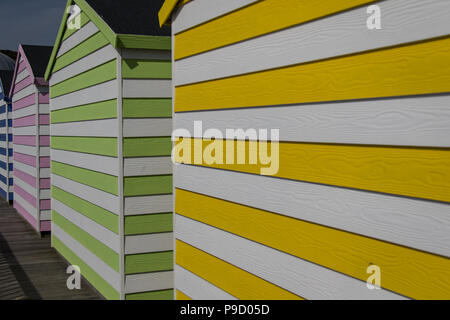 Holzhütten am Hastings Pier Stockfoto