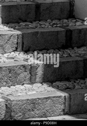 Close-up Schwarz und Weiß Schoß der alten Steintreppe auf Stadt Straße Stockfoto