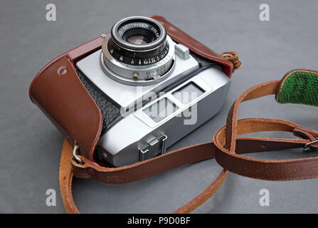 Vintage Retro 35mm Film Kamera in Braun Ledertasche Stockfoto