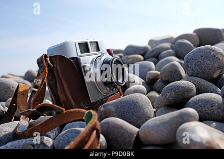 Vintage Retro 35mm Film Kamera in Braun Ledertasche Stockfoto