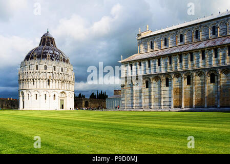 Die Pisa Baptisterium der Kathedrale St. John und Pisa. Grand Marmor - gestreifte Kathedrale für seine kunstvollen Romanischen Bronzetüren bekannt & geschnitzt 1300 s Kanzel. Stockfoto
