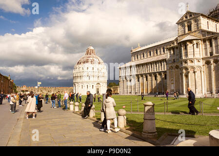 Die Pisa Baptisterium der Kathedrale St. John und Pisa. Grand Marmor - gestreifte Kathedrale für seine kunstvollen Romanischen Bronzetüren bekannt & geschnitzt 1300 s Kanzel. Stockfoto