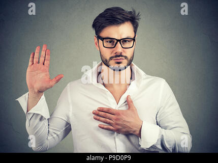 Jungen gutaussehenden Mann, der ein Versprechen Stockfoto