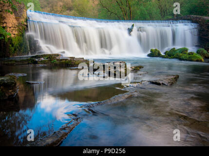 Monsal Dale, Derbyshire, Wehr auf den Fluss Wye Stockfoto