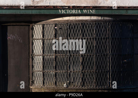 Urban decay in Colchester East Street. Die endgültig geschlossen, und vernachlässigten" Victoria Wein" in der frühen Morgensonne Licht getaucht. Stockfoto