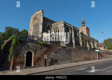 Die Kirche St. James the Great, Colchester, steht in einer beherrschenden Stellung auf dem Gipfel des East Hill. In das Licht des frühen Morgens getaucht. Stockfoto