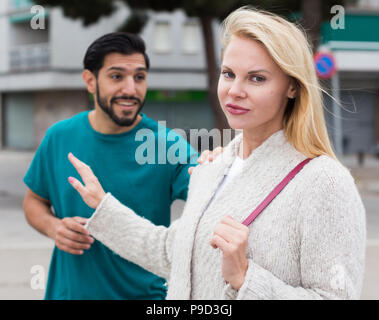 Paar ist Streit wegen der Meinungsverschiedenheiten zwischen ihnen im Park. Stockfoto