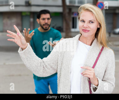 Paar ist Streit wegen der Meinungsverschiedenheiten zwischen ihnen im Park. Stockfoto