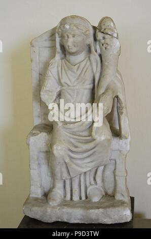 Göttin Ceres oder Fortuna inthronisiert mit Gewand, Mantel und Füllhorn. Die Statue. 2. Jahrhundert. Nationales Archäologisches Museum. Tarragona. Spanien. Stockfoto