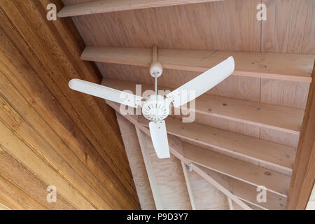 Eine elektrische Decken Ventilator, Vintage Style, auf Woodden Innenraum Hintergrund. Stockfoto