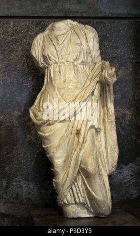 Statue der Göttin Fortuna. 2. Jahrhundert n. Chr. Das Frigidarium der unteren Bäder des Dorfes erholt. Tarragona, Spanien. Tarragona. Nationales Archäologisches Museum. Tarragona. Katalonien, Spanien. Stockfoto