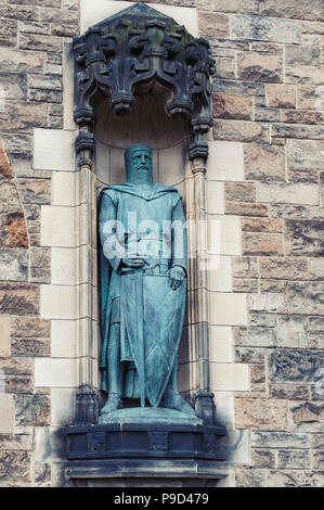 Statuen von William Wallace von Alexander Carrick am Torhaus, Haupteingang Schloss Edinburgh, Wahrzeichen der Stadt Edinburgh, Schottland, Großbritannien Stockfoto