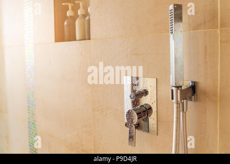 Nahaufnahme auf Badezimmer Hintergrund Dusche, Innenraum Konzept. Stockfoto