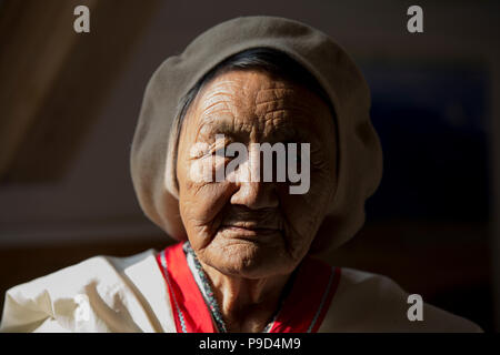 Kanada, Nunavut, der Hudson Bay, Kivalliq, Arviat. Portrait von Elder in traditioneller Tracht. Stockfoto