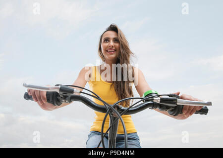 Nahaufnahme der jungen Frau Reiten Fahrrad Stockfoto